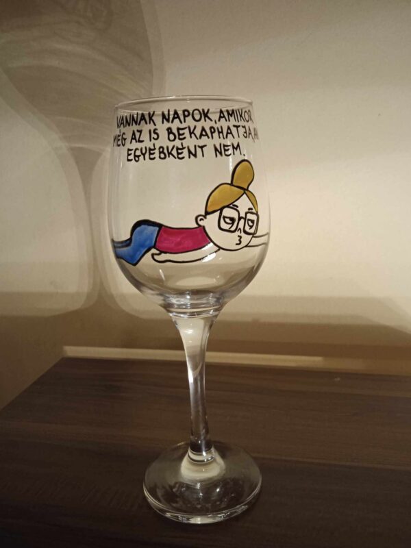 Vannak napok, amikor az is bekaphatja, aki egyébként nem. -borospohár