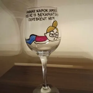 Vannak napok, amikor az is bekaphatja, aki egyébként nem. -borospohár